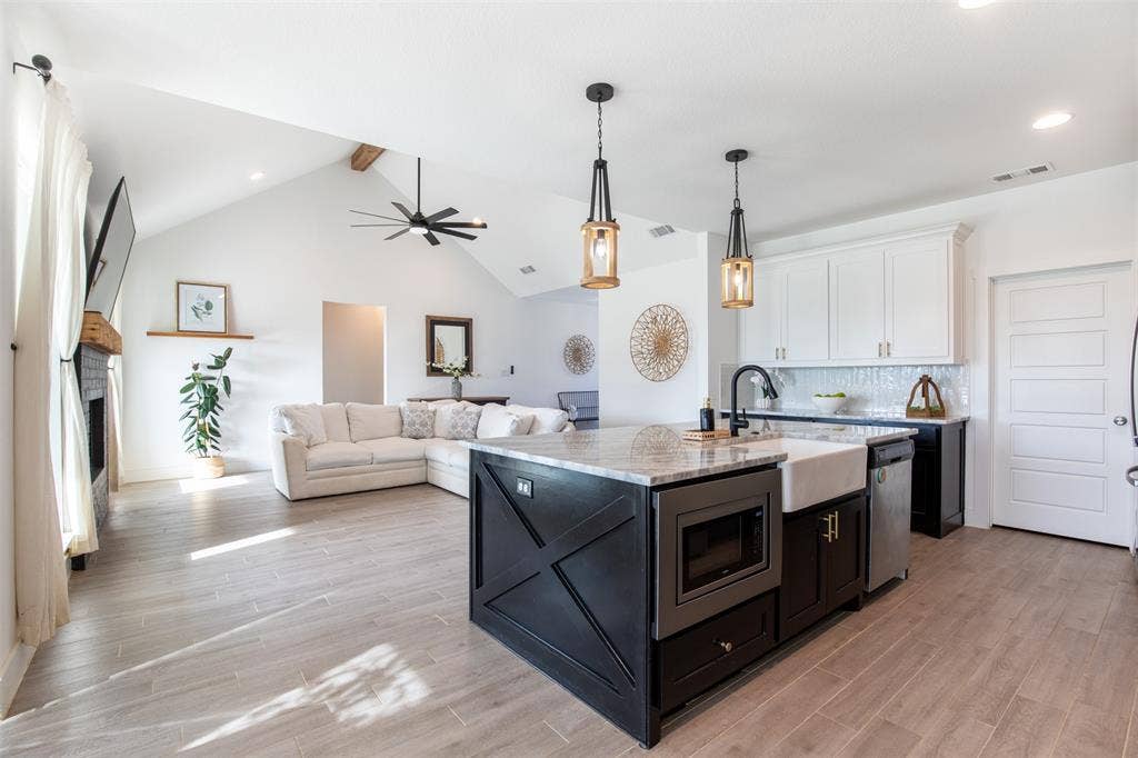 111 Bluegrass Trail, Springtown, TX 76082 Oversized eat-in kitchen island with pendant lighting.