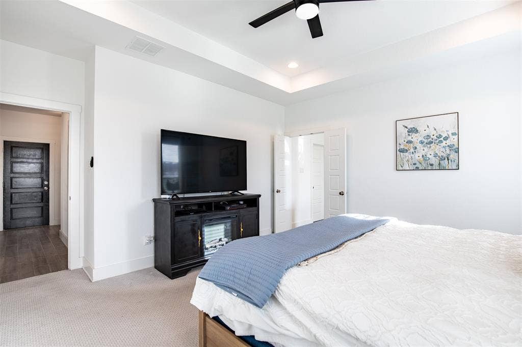 111 Bluegrass Trail, Springtown, TX 76082 Primary suite with double door entry to en-suite bath.