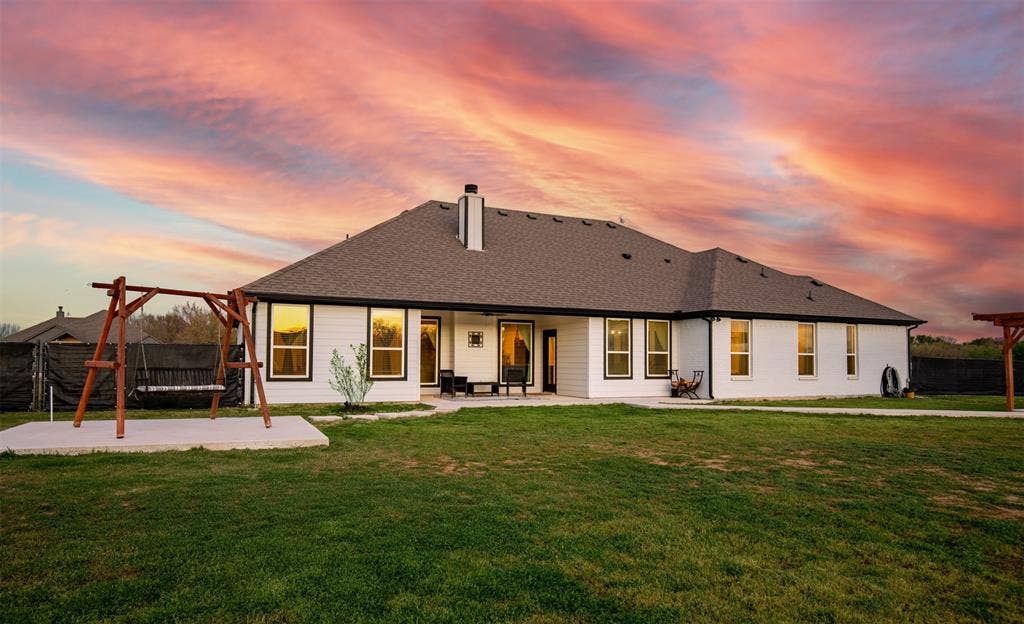 111 Bluegrass Trail, Springtown, TX 76082 Beautiful backyard showcasing covered porch.