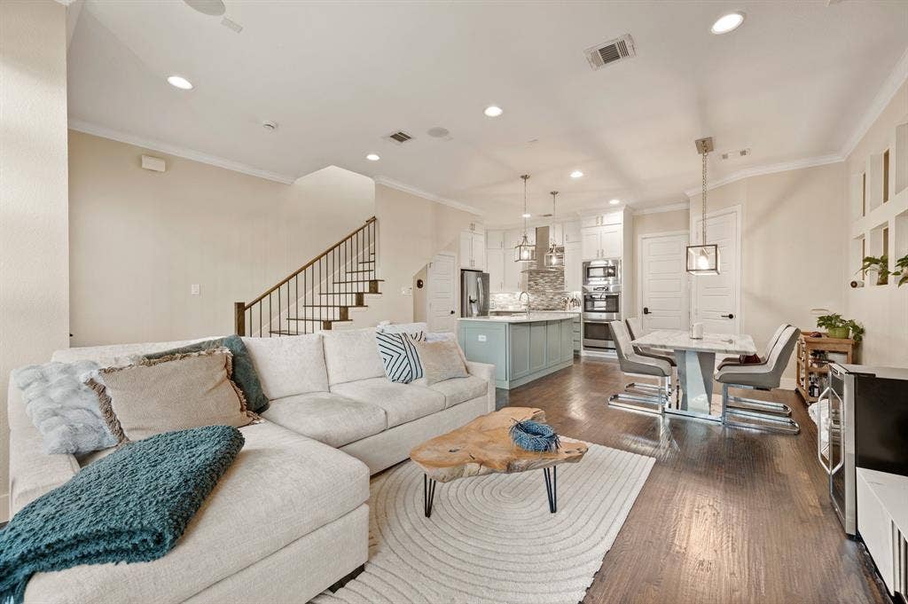8254 Laflin Lane, Dallas, TX 75231 8254 Laflin Lane, Dallas, TX 75231