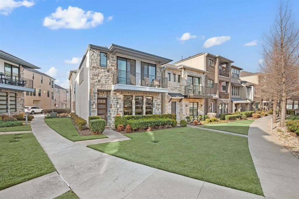 8254 Laflin Lane, Dallas, TX 75231 Large yard & greenbelt