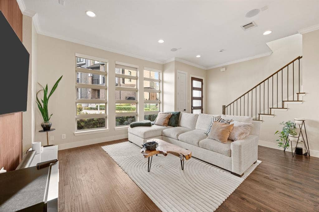 8254 Laflin Lane, Dallas, TX 75231 8254 Laflin Lane, Dallas, TX 75231