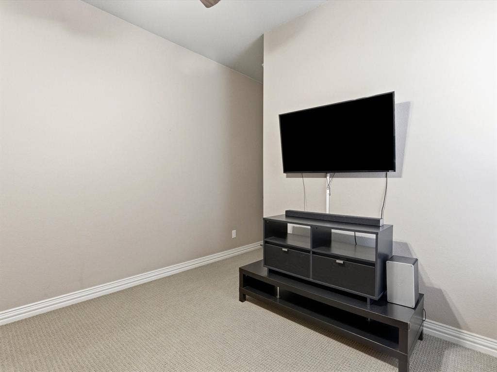 2115 N Hill Drive, Irving, TX 75038 Secondary bedroom.