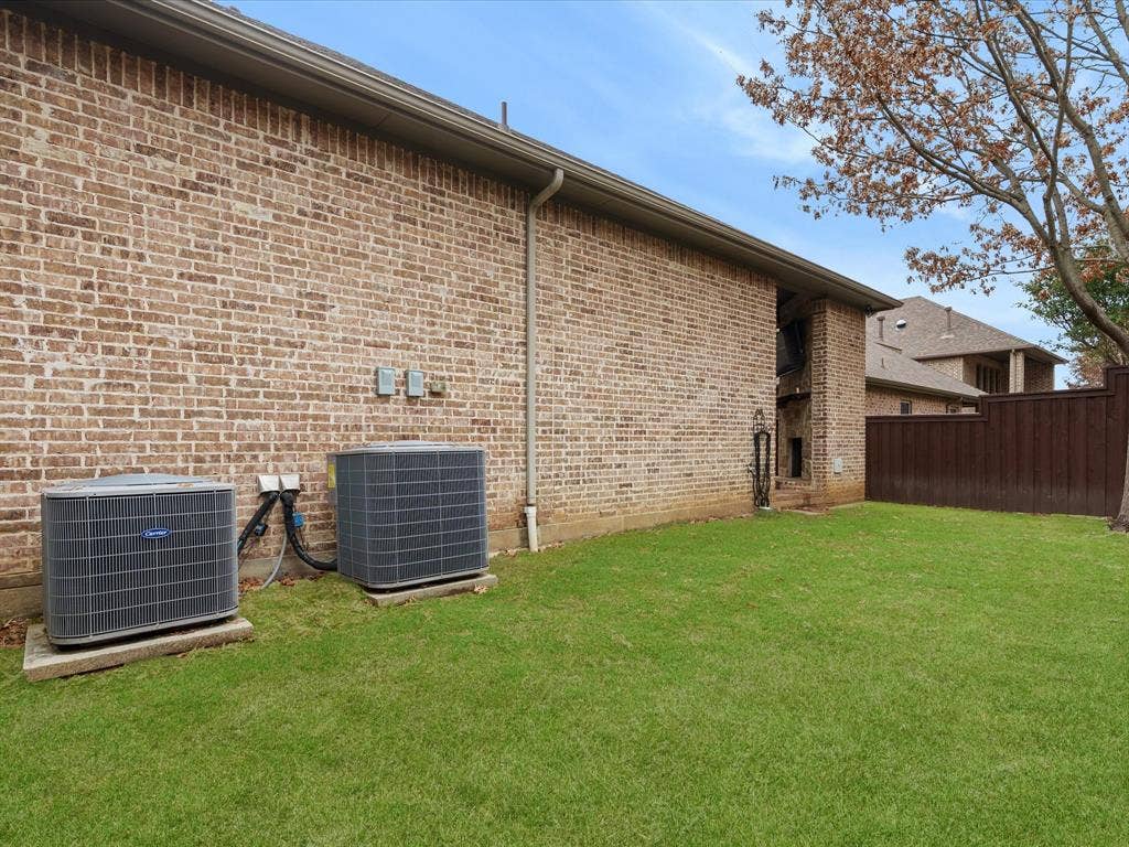 2115 N Hill Drive, Irving, TX 75038 Large red oak provides some much needed shade on those hot sunny days.