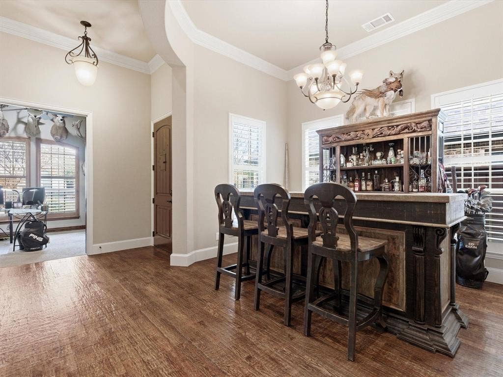 2115 N Hill Drive, Irving, TX 75038 Handscraped 3/4 inch wood flooring throughout the entry, dining, kitchen and family room. Crown molding everywhere, 10 ft. ceilings, led lighting and upgraded light fixtures.