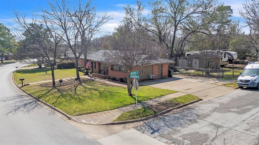 709 Hurstview Drive, Hurst, TX 76053 709 Hurstview Drive, Hurst, TX 76053