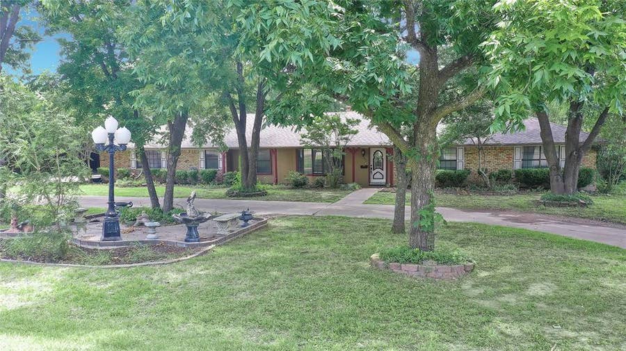 Property photo for 302 Wilcoxson Street, Farmersville, TX