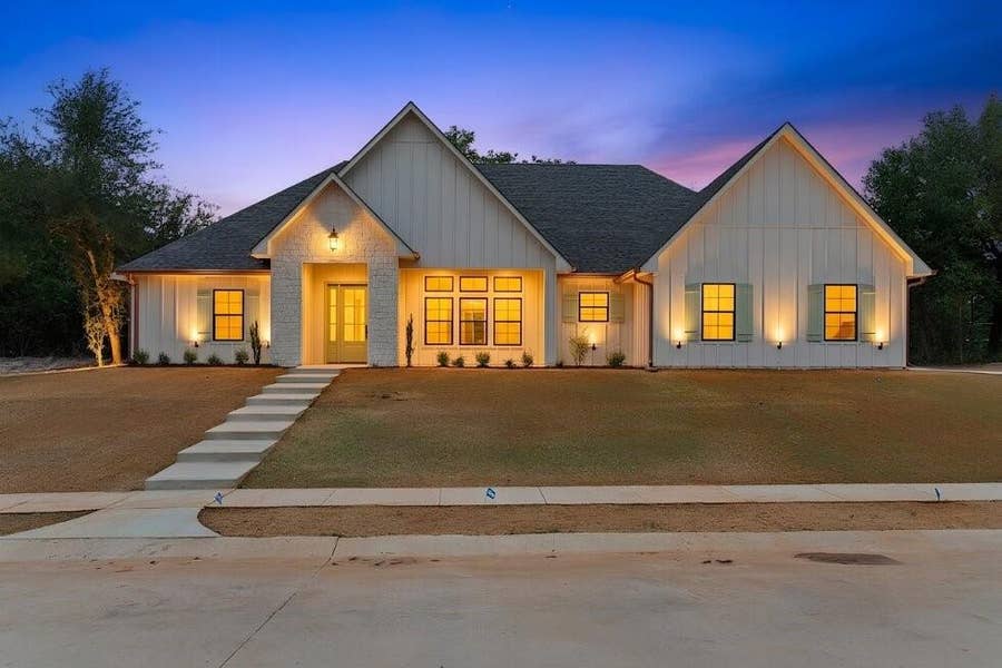 Property photo for 17300 Woodcrest Circle, Lindale, TX