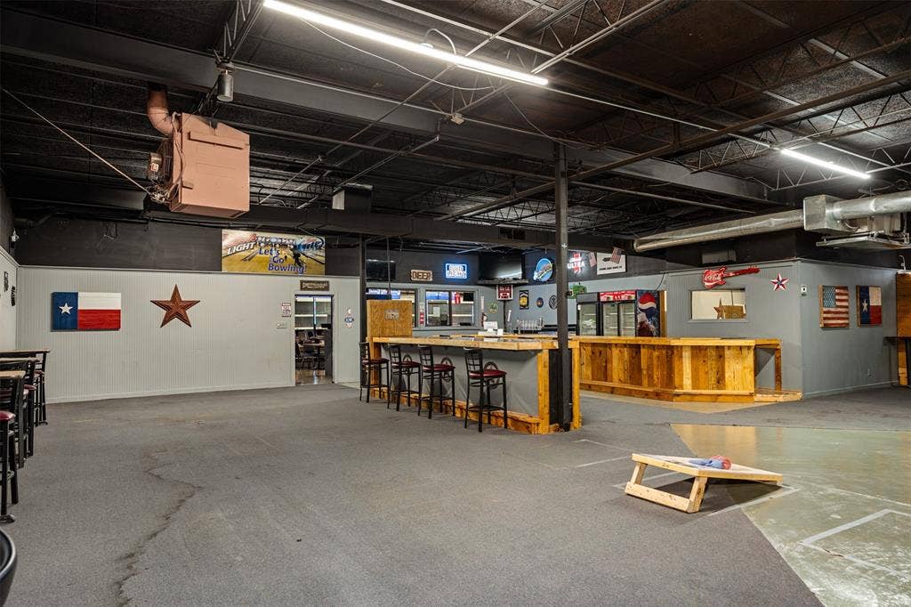 900 W Corsicana Street, Athens, TX 75751 Bar/Restaurant