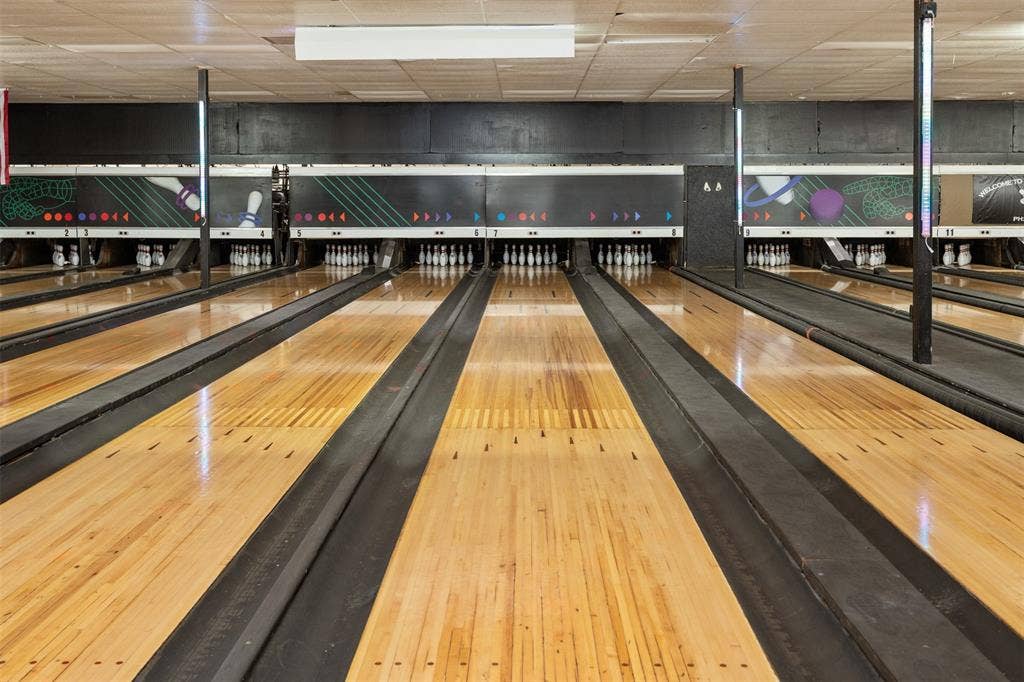 900 W Corsicana Street, Athens, TX 75751 22 Lane Bowling Alley