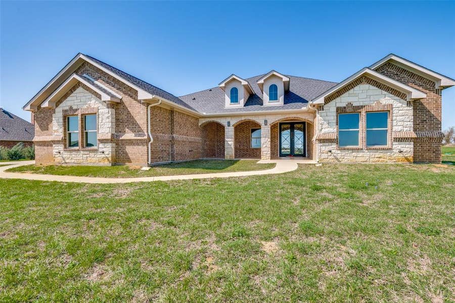Property photo for 760 Alysa Lane, Waxahachie, TX