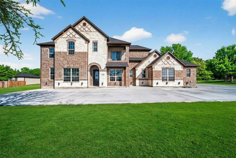 Property photo for 1530 S Houston School Road, Lancaster, TX