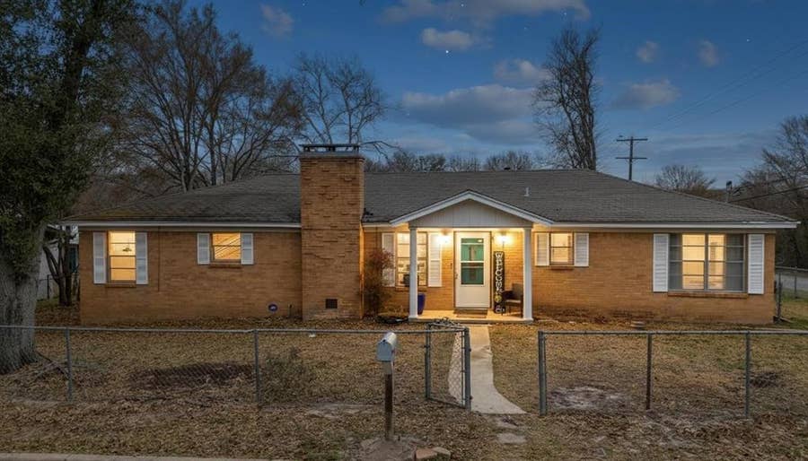 Property photo for 700 Powderhorn Drive, Athens, TX