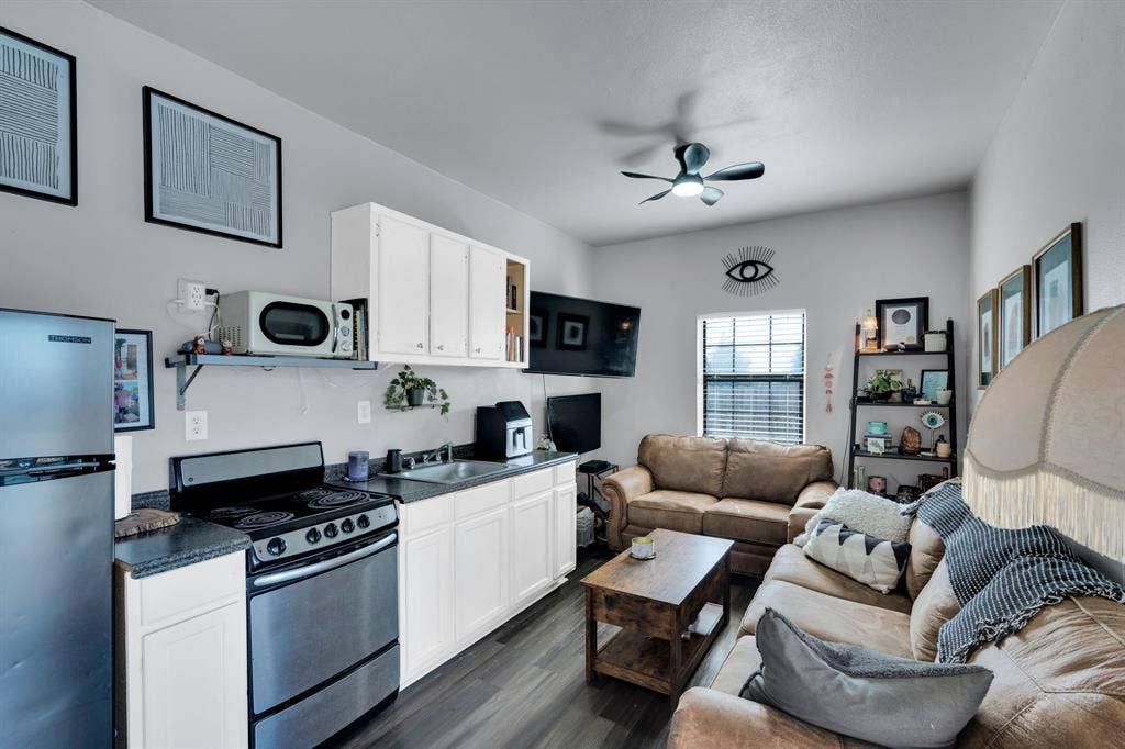 160 Berkshire Lane, Waxahachie, TX 75165 Guest house living/kitchen