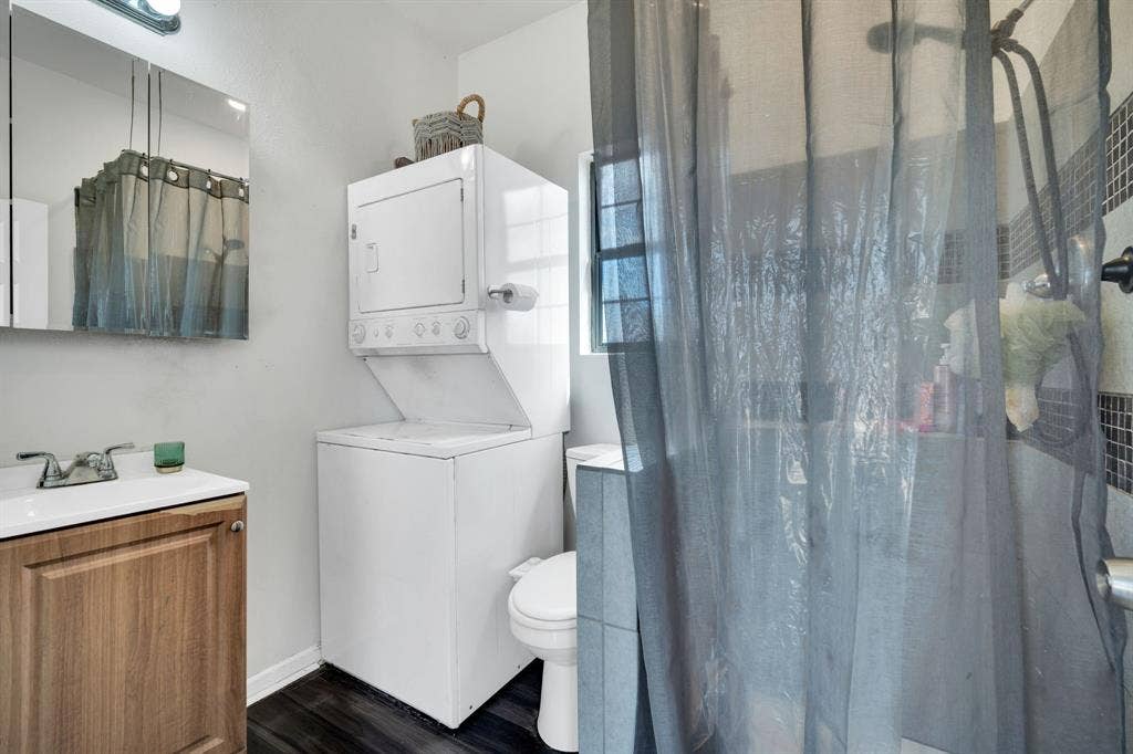 160 Berkshire Lane, Waxahachie, TX 75165 Guest house bathroom