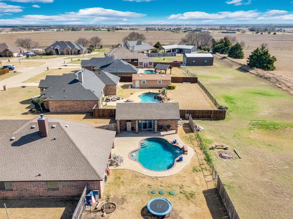 160 Berkshire Lane, Waxahachie, TX 75165 Bird's eye view of a pool area