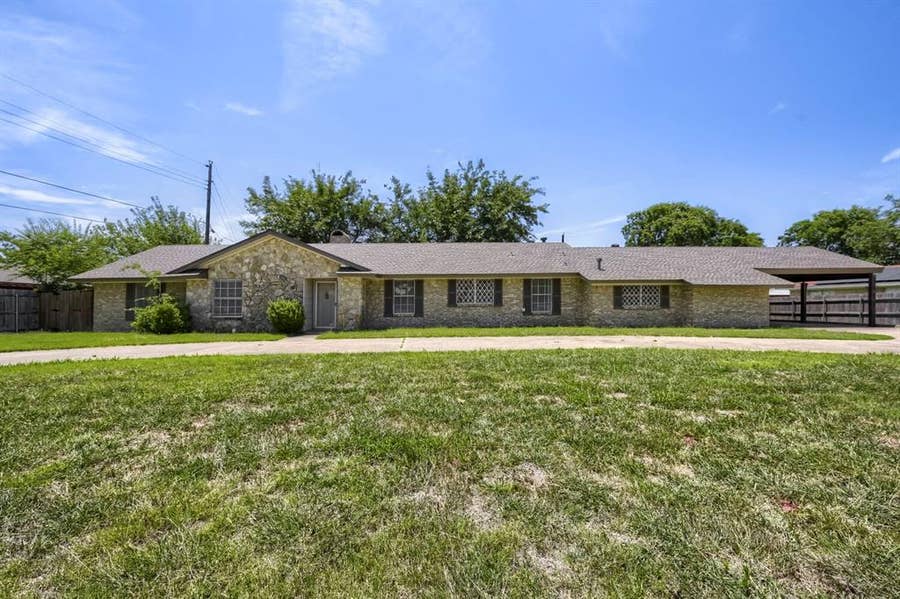 Property photo for 419 Allen Drive, Justin, TX