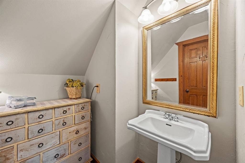 535 Cullins Road E, Rockwall, TX 75032 2nd fl - Full Bathroom -