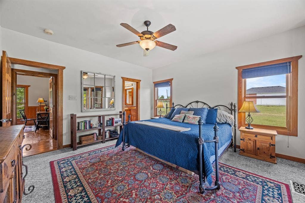 535 Cullins Road E, Rockwall, TX 75032 Spacious primary BR w/ensuite bathroom w/jetted tub