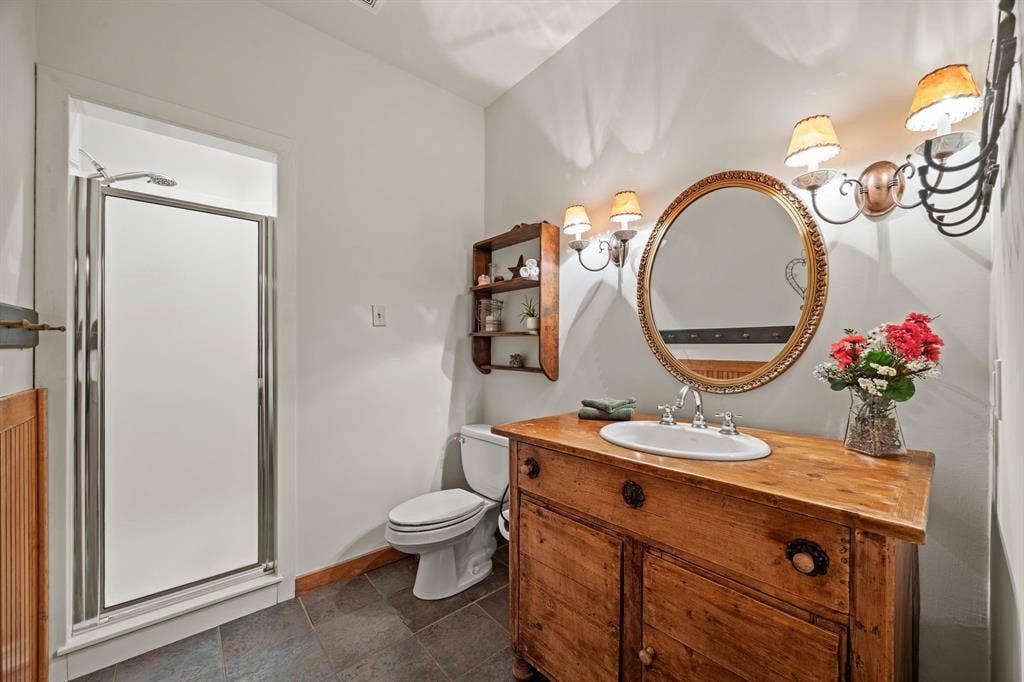 535 Cullins Road E, Rockwall, TX 75032 1st fl - Full Bathroom across from Utility Room