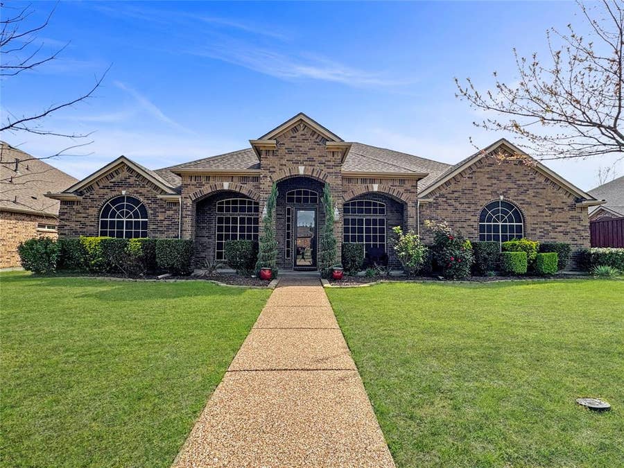 Property photo for 904 Regal Bluff Lane, DeSoto, TX
