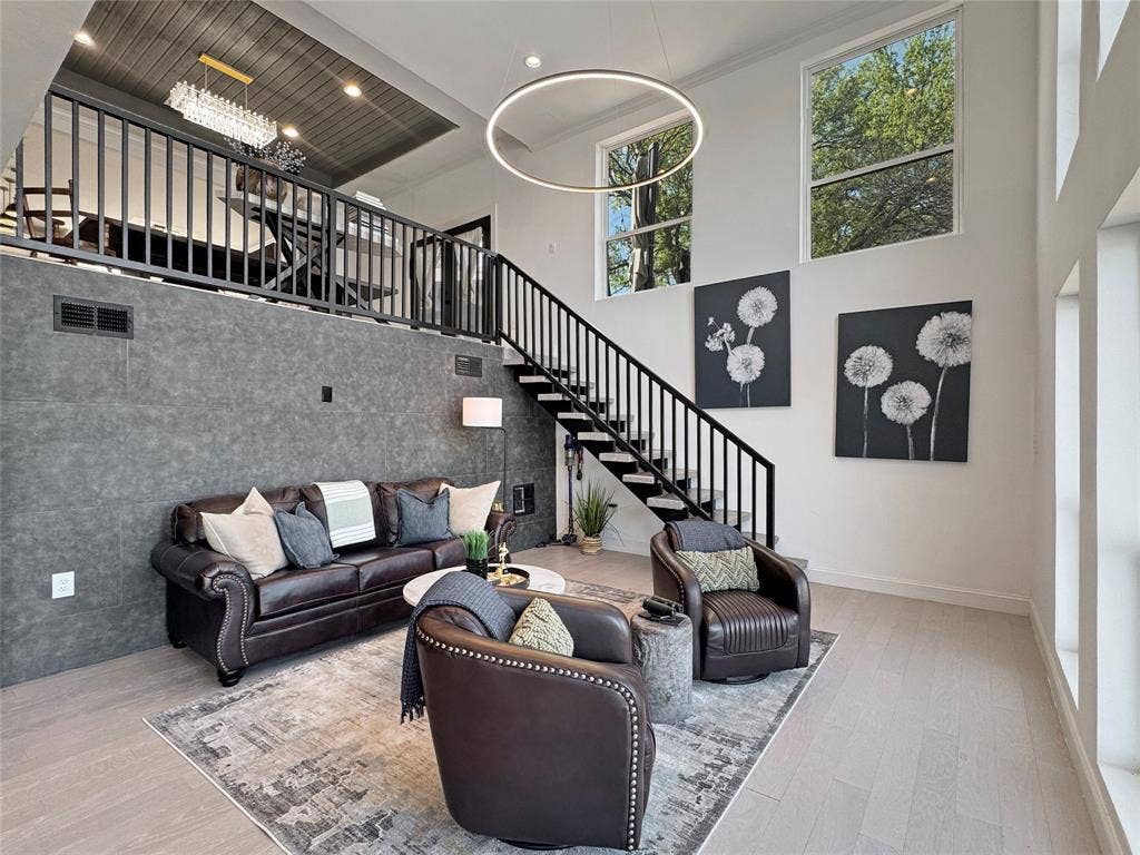 4401 Clarke Drive, Fort Worth, TX 76135 Soaring ceilings