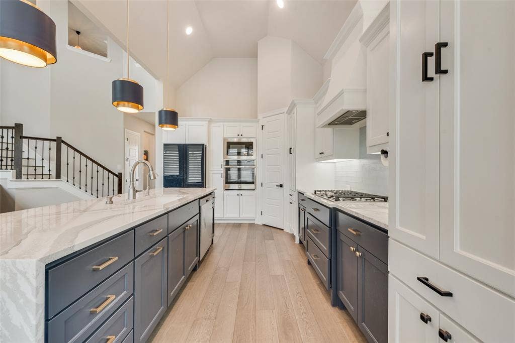 7108 Woodside Drive, Argyle, TX 76226 Quartz countertops, Tall white cabinets