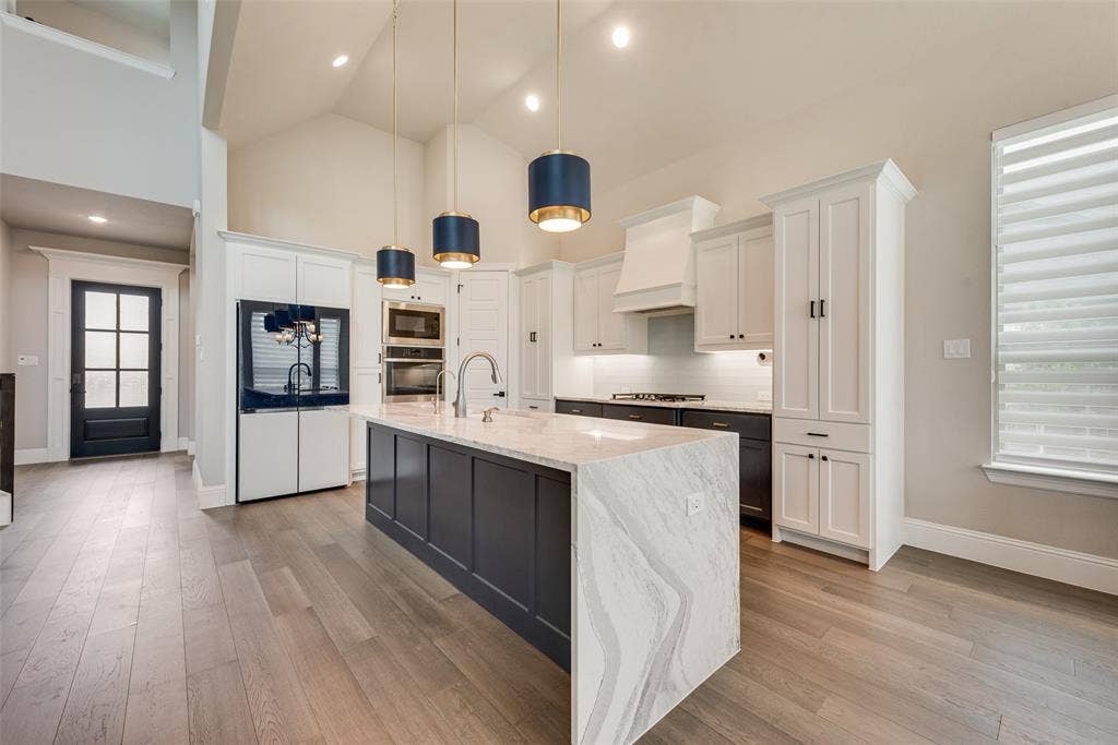 7108 Woodside Drive, Argyle, TX 76226 Huge island with eatin area
