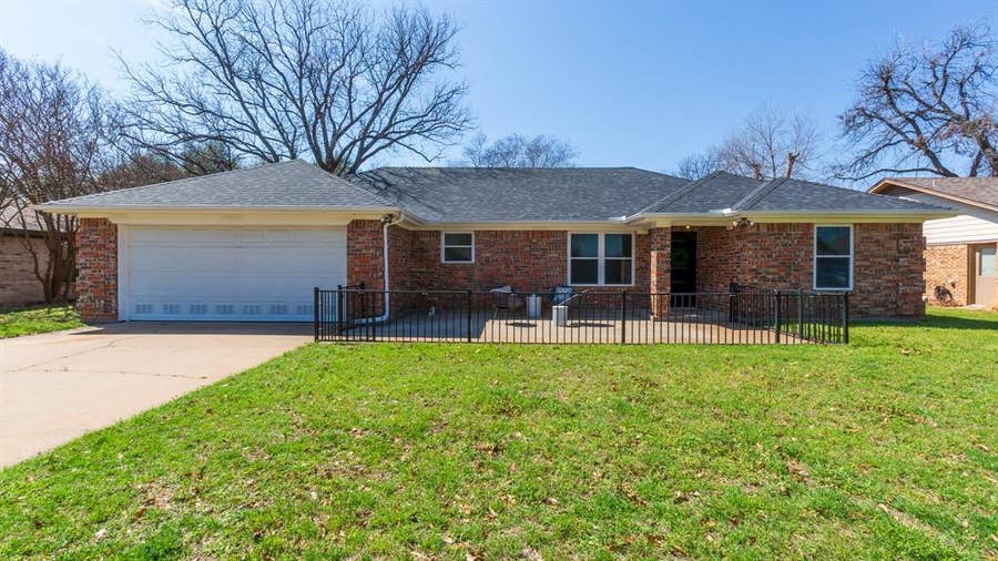 Property photo for 904 Meadowlark Lane, Granbury, TX
