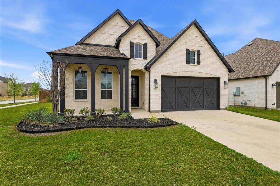 Property photo for 425 Lost Creek Trail, Waxahachie, TX