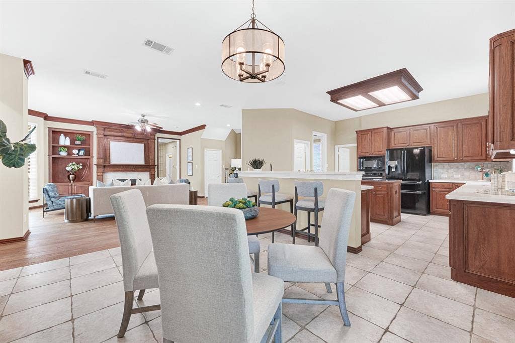 4700 Winter Park Drive, Richardson, TX 75082 kitchen & breakfast areas are open to the family room; great for entertaining!