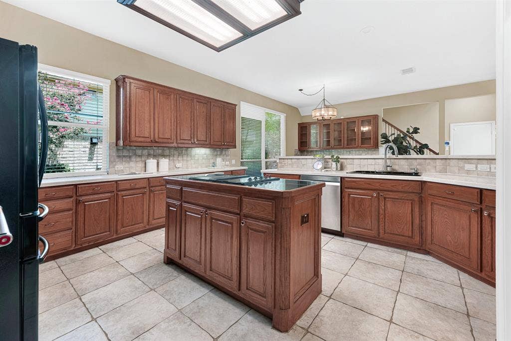 4700 Winter Park Drive, Richardson, TX 75082 Very pretty AND functional kitchen