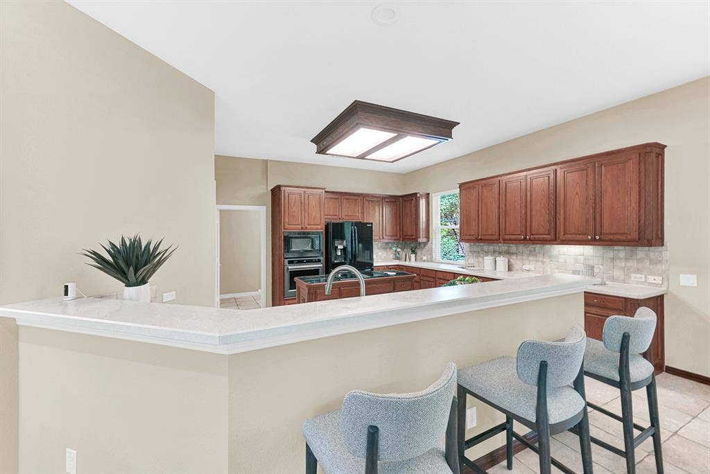 4700 Winter Park Drive, Richardson, TX 75082 Convenient breakast bar
