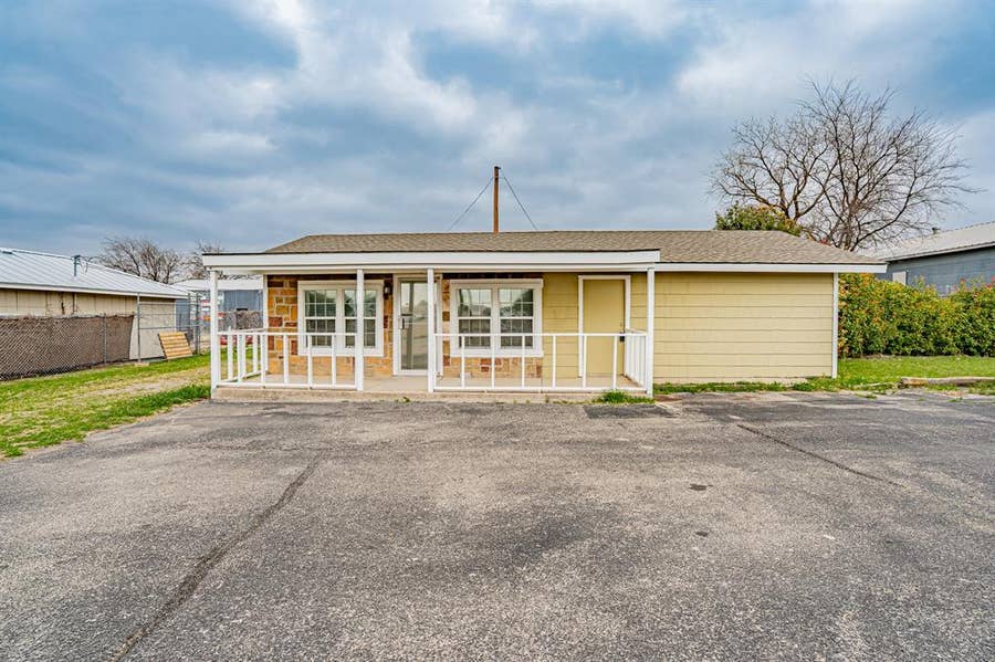 Property photo for 301 Eastridge Road, Granbury, TX