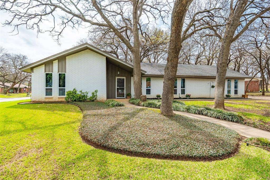 1819 W Cedar Elm Drive, Arlington, TX 76012 Welcome to this beautiful home!