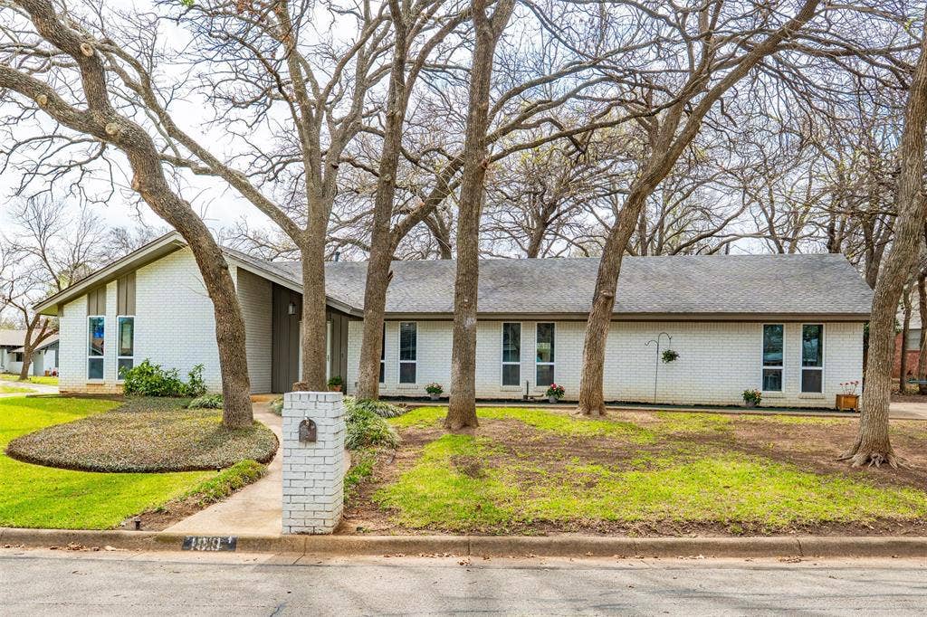 1819 W Cedar Elm Drive, Arlington, TX 76012 Lovely brickwork home with tons of warmth and charm!