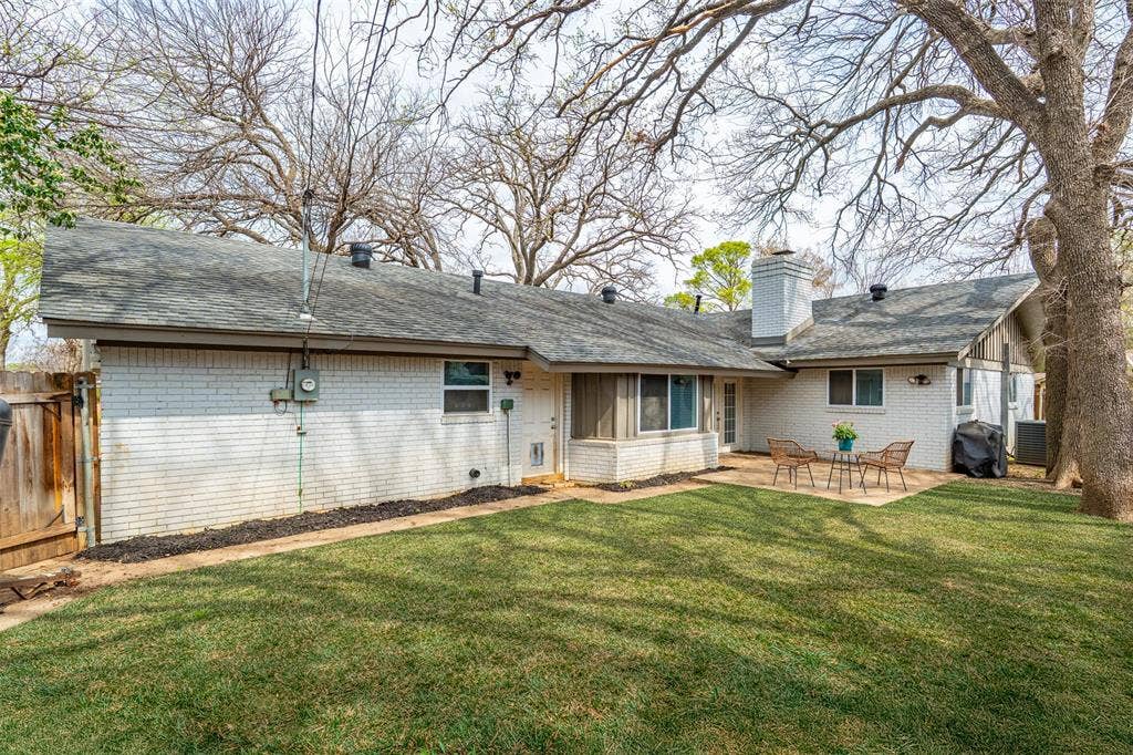 1819 W Cedar Elm Drive, Arlington, TX 76012 Spacious backyard! This green grass has been digitally added to this photo.