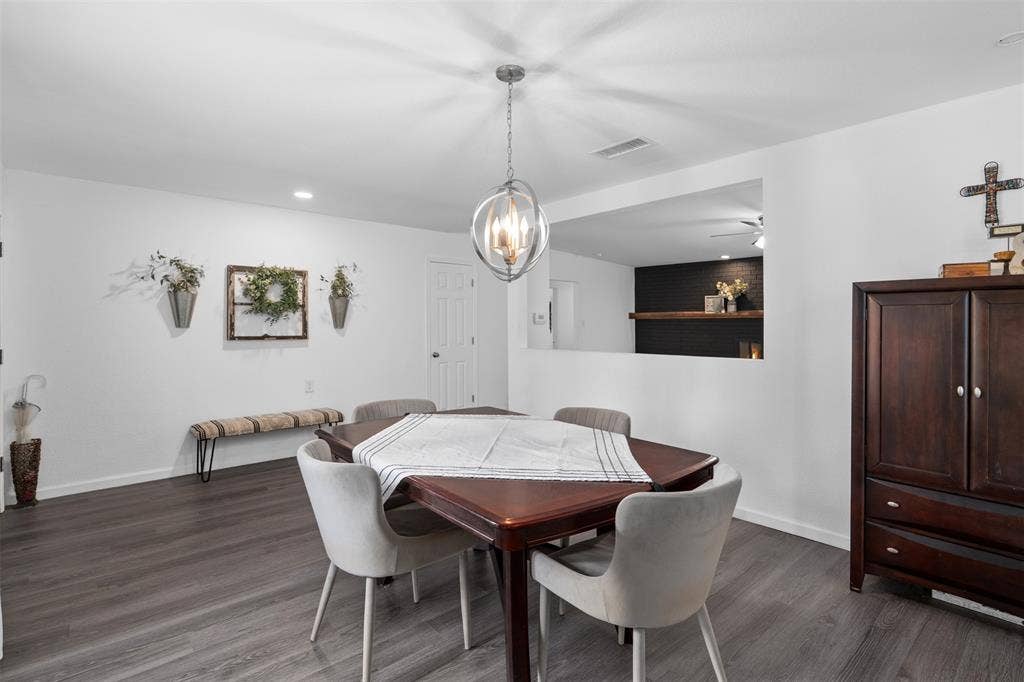 1819 W Cedar Elm Drive, Arlington, TX 76012 This area just inside the entry is currently being used as a large formal dining space, but could also function as a formal living space or sitting area.
