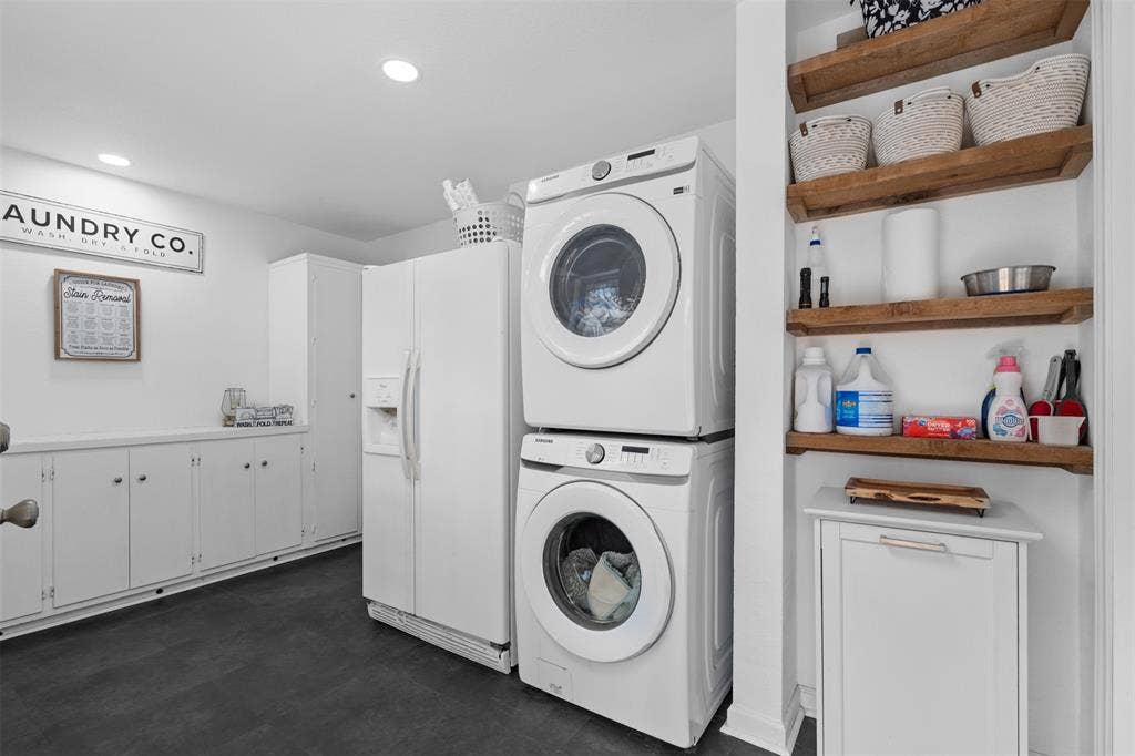 1819 W Cedar Elm Drive, Arlington, TX 76012 HUGE laundry room with plenty of space for an extra refrigerator!