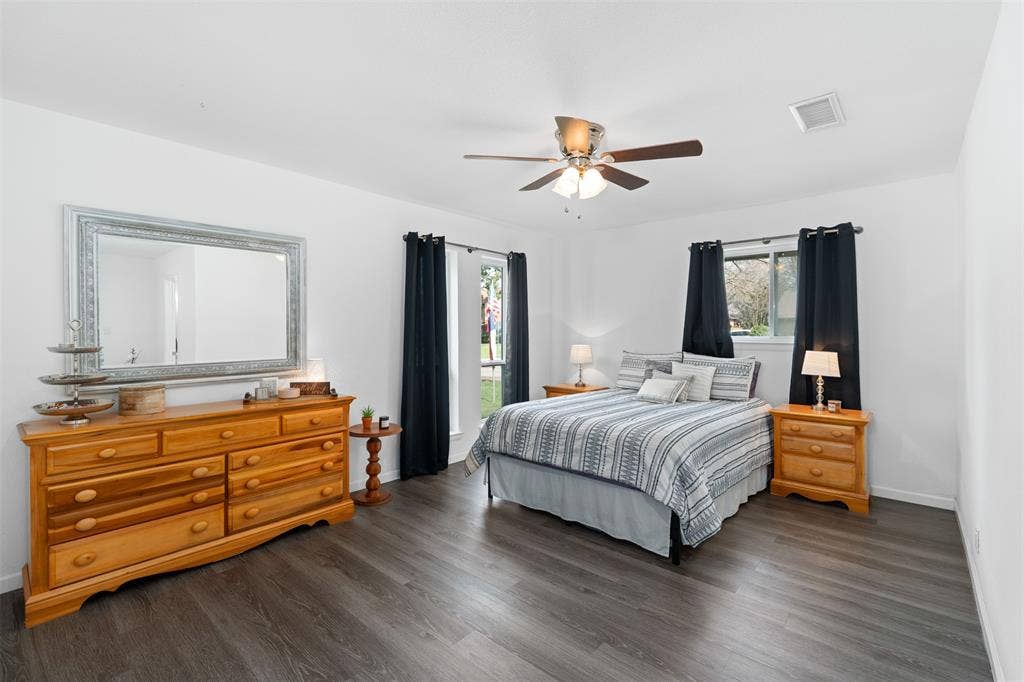 1819 W Cedar Elm Drive, Arlington, TX 76012 Corner windows allow for great light in this room!