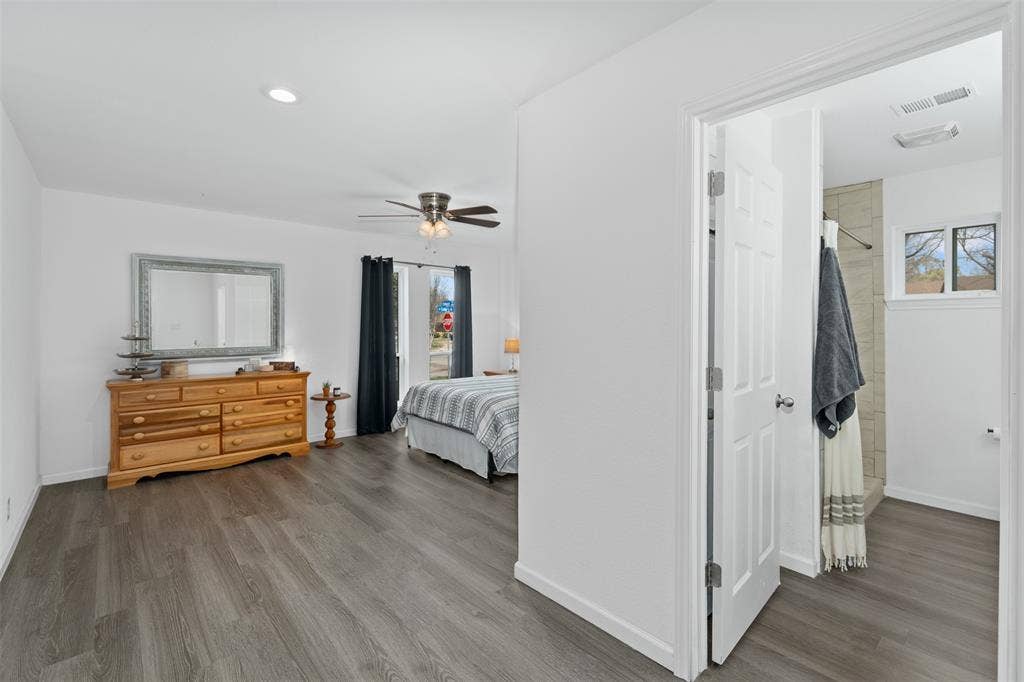 1819 W Cedar Elm Drive, Arlington, TX 76012 Large primary bedroom with a grogeous ensuite bathroom!