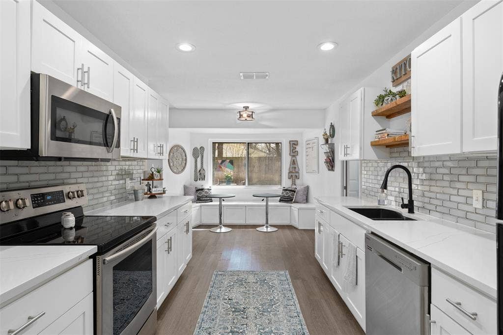 1819 W Cedar Elm Drive, Arlington, TX 76012 This gorgeous kitchen leads right to the breakfast area with built-in banquet seeting!