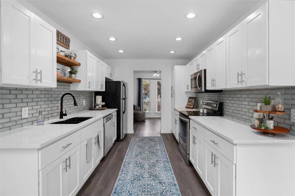 1819 W Cedar Elm Drive, Arlington, TX 76012 Beautiful and large kitchen with tons of great cabinet space!