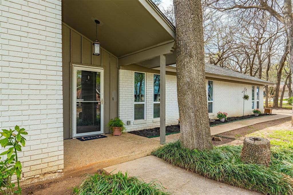 1819 W Cedar Elm Drive, Arlington, TX 76012 This cute entry way is complimented by the mature trees in the front yard!