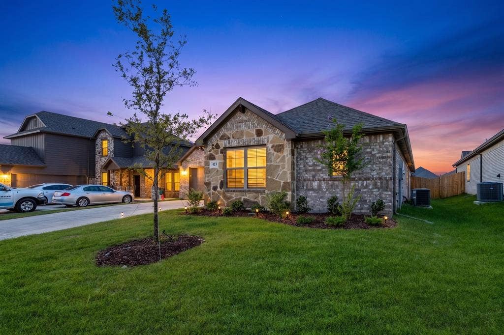 423 Maltese Drive, Red Oak, TX 75154 dusk 2