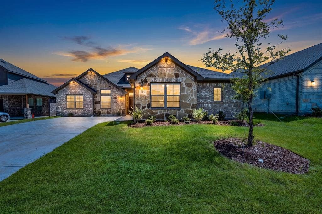 423 Maltese Drive, Red Oak, TX 75154 dusk