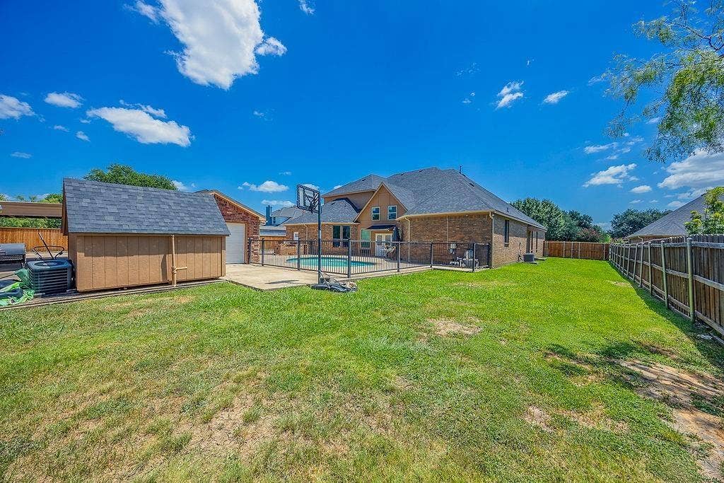 1011 Parview Circle, Grand Prairie, TX 75104 Fenced backyard with a shed and a patio