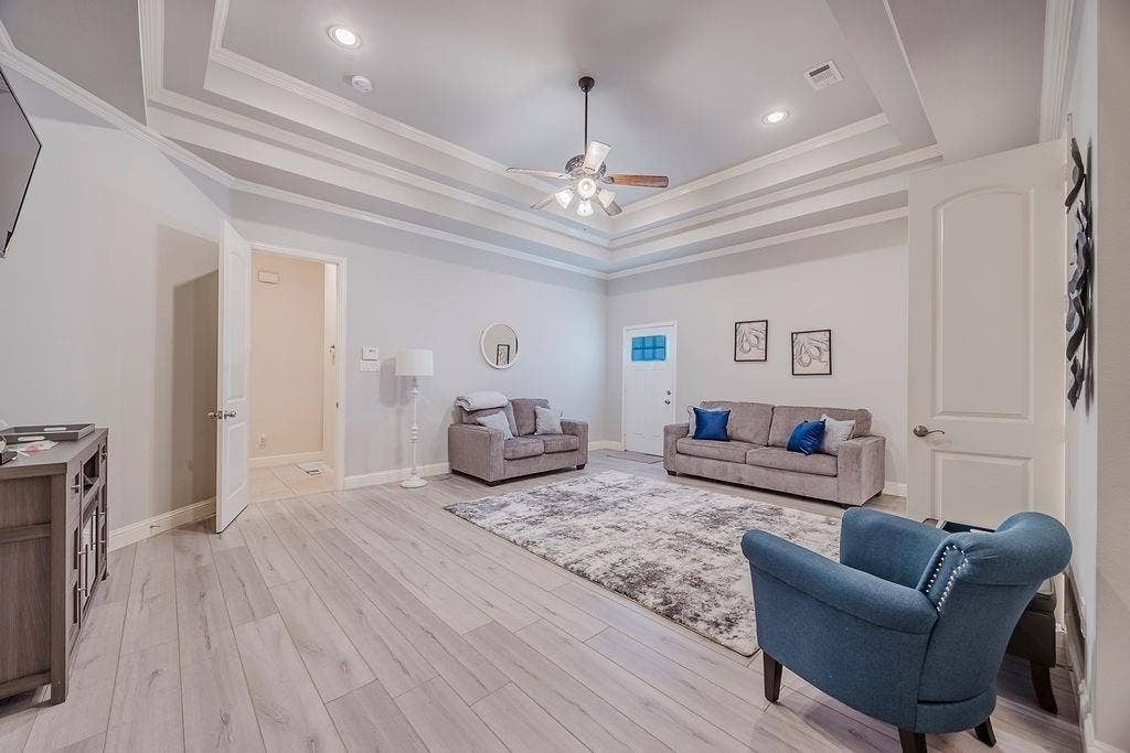 1011 Parview Circle, Grand Prairie, TX 75104 Living area featuring ceiling fan, light wood-style flooring, crown molding, and recessed lighting