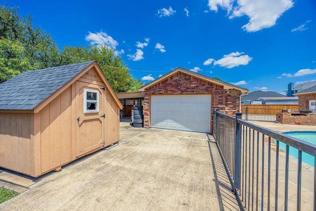 1011 Parview Circle, Grand Prairie, TX 75104 Detached garage featuring a storage shed