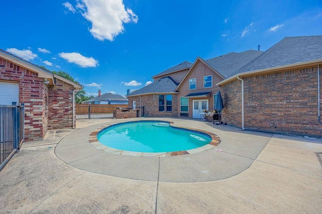 1011 Parview Circle, Grand Prairie, TX 75104 View of pool with patio surround